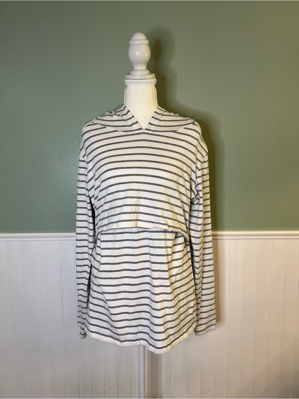 Brome/Bhome White & Gray Striped Long-Sleeve Nursing Hoodie. Size M